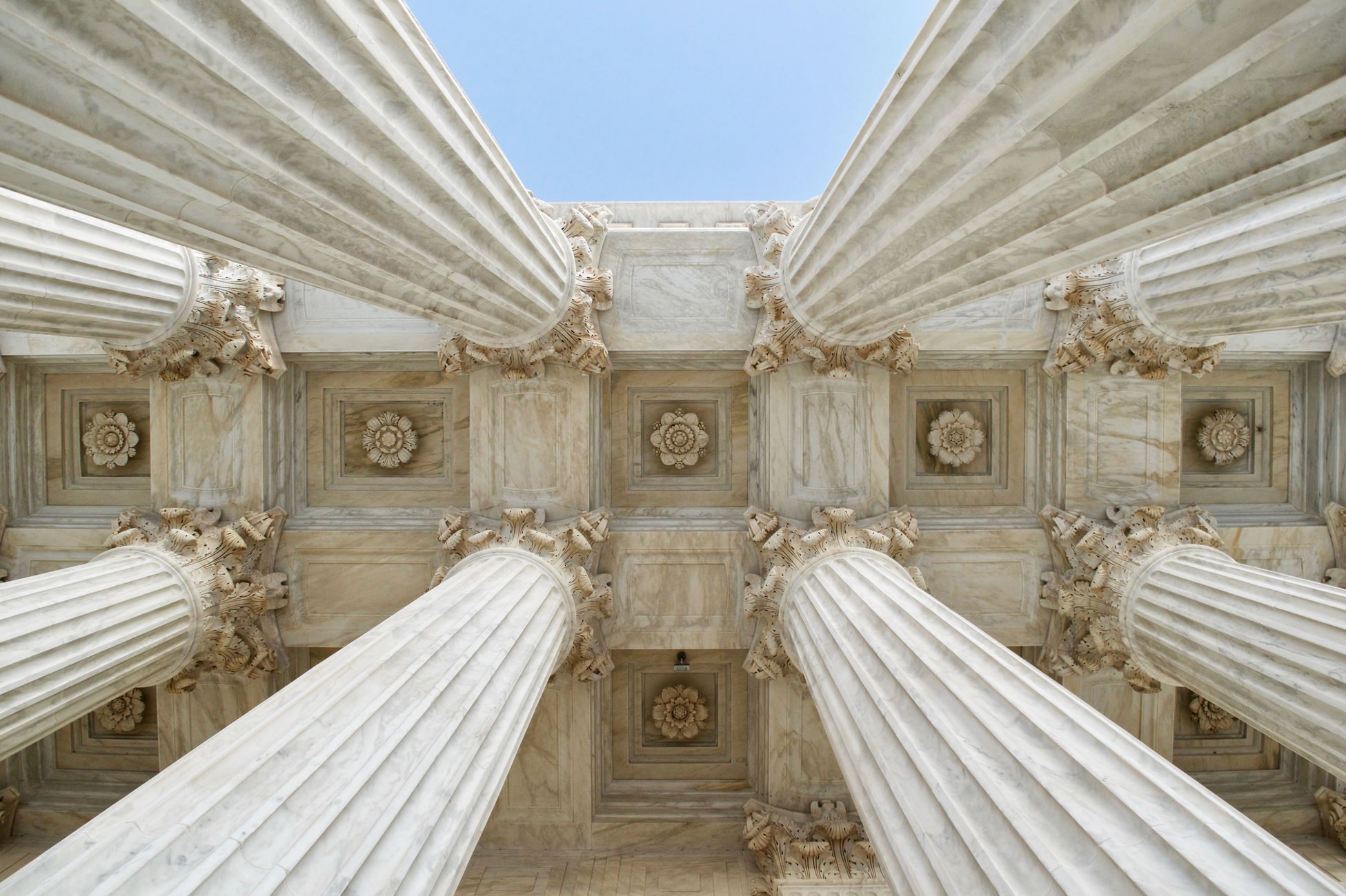 anciennes colonnes romaines, mais elles pourraient aussi être grecques. je ne sais pas