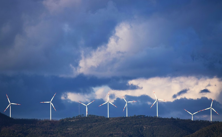 éoliennes sur une crête