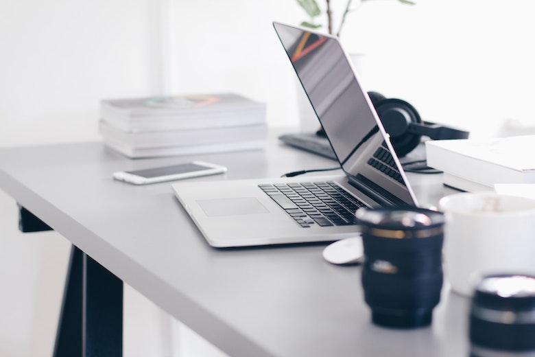 ordinateur portable sur un bureau