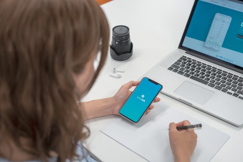 girl on phone and laptop